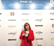 Korean singer-turned-artist Solbi wins Barcelona international art awards' grand prize