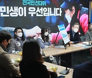 [머니S포토] 소상공 만나 코로나 피해 지원 입장 전하는 與 이재명