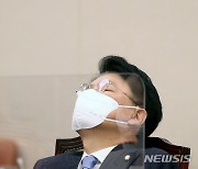 父 산소 찾은 장제원 "막내 손자가 큰 잘못..죄송하다"