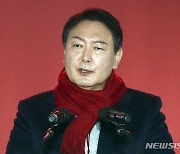 윤석열, 김건희 등판 질문에 "오늘 집에 가서 물어보겠다"