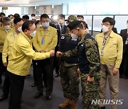 인천공항검역소 찾아 코로나19 현장 점검 나선 김부겸 총리