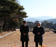 염수정 추기경·정순택 대주교, 김수환·정진석 추기경 묘소 참배