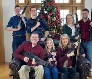 온가족 총 들고 "메리 크리스마스" 글올린 美의원
