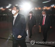 단상에 오르는 윤석열 후보, 김종인 총괄선대위원장과 이준석 대표