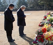 전·현직 서울대교구장, 김수환·정진석 묘소 나란히 참배