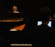 백건우, 젊은 피아니스트들과 '3대의 피아노를 위한 협주곡'연주