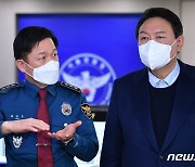 서울경찰청장과 대화 나누는 윤석열
