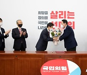국민의힘 입당 축하받는 '호남 현역' 이용호 의원