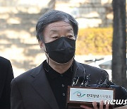 [속보] '불법브로커 의혹' 윤우진 전 용산세무서장 구속영장 발부