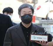 '스폰서 의혹' 윤우진 구속심사 종료.. 취재진 질문에 묵묵부답