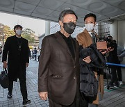 '세무조사 무마 의혹' 윤우진 전 용산세무서장 구속.."증거 인멸·도망 염려"