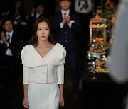 [TV 엿보기] '쇼윈도: 여왕의 집' 송윤아, 이성재·전소민 불륜 의심 시작..치열한 심리전 예고