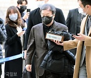 '브로커 의혹' 윤우진 구속..구명 로비 등 칼 끝 겨눈 검찰