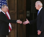 푸틴과 회담 앞둔 바이든 "결제망 퇴출 등 초강력 제재 검토"