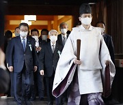 일본 여야 의원 99명, 야스쿠니 집단참배..2년2개월 만