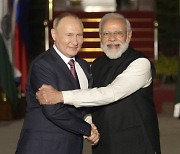 푸틴-모디 브로맨스?..'러시아·인도 밀착'의 의미는