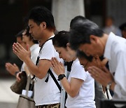"영령님들, 일본을 지켜주세요"..日 국회의원 99명 야스쿠니 집단참배