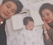 윤소이, 딸 출산 후 가족사진 공개 "아기 낳기 전 몰랐던 일상"