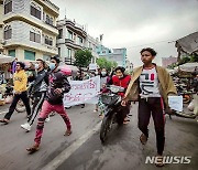 아웅산 수치 징역형에 거리 나선 미얀마 사람들