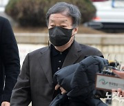 [속보]法 '불법 브로커 의혹' 윤우진 전 세무서장 구속영장 발부