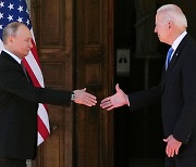 "바이든, 국제결제망서 러시아 차단 검토"