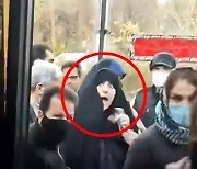 "머리카락 가려!" 젊은여성 체포하려다 승객들에게 쫓겨난 도덕경찰 (영상)