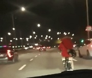[영상] "이거 실화냐"..강변북로 달린 민폐 자전거 '공분'