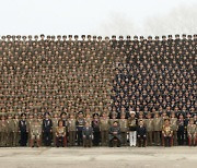北 김정은, 군 간부들과 기념사진.."혁명가 중의 혁명가"