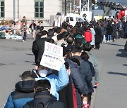 [포토]'오전 마감' 검사 받는 시민들로 북적이는 선별진료소