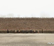 북한 김정은, 제8차 군사교육일꾼 대회 참가자들과 기념사진