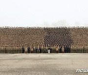 제8차 군사교육일꾼 대회 참가자들과 기념사진 찍는 김정은
