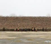 노동신문, 김정은-군사교육 대회 참가자 기념사진 1면 보도