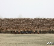 김정은, 제8차 군사교육일꾼 대회 참가자들과 단체사진