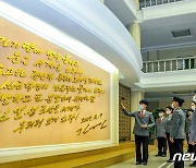 김정일 사망 10주기 앞두고 추모하는 북한 대학생들