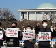 국회 앞에서 공동기자회견 갖는 양대노총 위원장