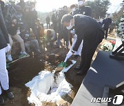 허토하는 황기철 국가보훈처장