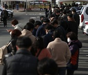 길게 늘어선 코로나 검사 줄