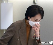 마스크 만지는 유은혜 부총리