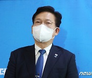 송영길, 발목 힘줄파열로 수술..14일 업무 복귀