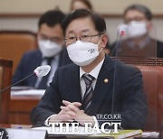 박범계 "첫 재판 전 공소장 유출 안 돼"..검사들 반발 일축