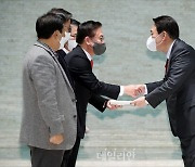 충청권 공약 건의문 전달 받는 윤석열