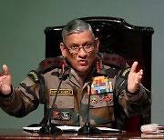인도군 최고사령관 라와트 참모총장, 헬기 추락으로 사망