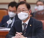 박범계 "첫 재판 이전 공소장 공개 안 돼..원칙의 문제"