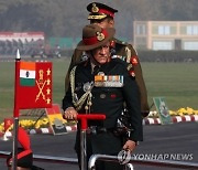 인도군 최고사령관, 헬기 추락 사고로 사망.."부인도 함께 사망"