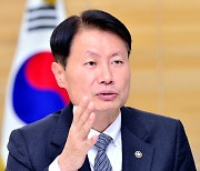 [Herald Interview] As pandemic takes grim turn, drug minister says Korea to be better armed against COVID-19