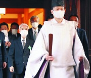 2년 만에 또'극우본색'.. 일본 의원 99명 야스쿠니 집단 참배
