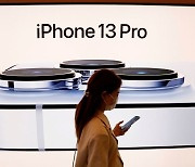 애플 10년 만에 아이폰 생산 중단.. 반도체 부족 2023년까지