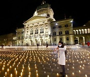 [포토] 스위스 국회의사당 앞 코로나 희생자 추모 촛불