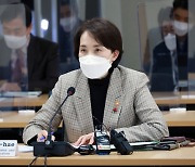 유은혜 "확진 청소년 대다수가 미접종, 개선방안 마련할 것"