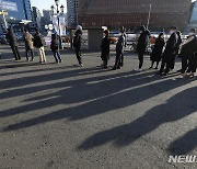 확진자 첫 7000명대..7개 지자체 '동시다발 역대 최다'(종합)